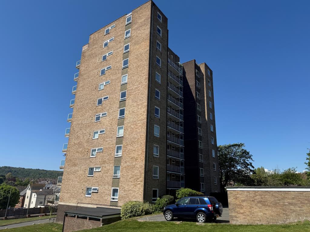 Lot: 46 - SPACIOUS STUDIO FLAT NEAR TOWN CENTRE - Rear view of block from north